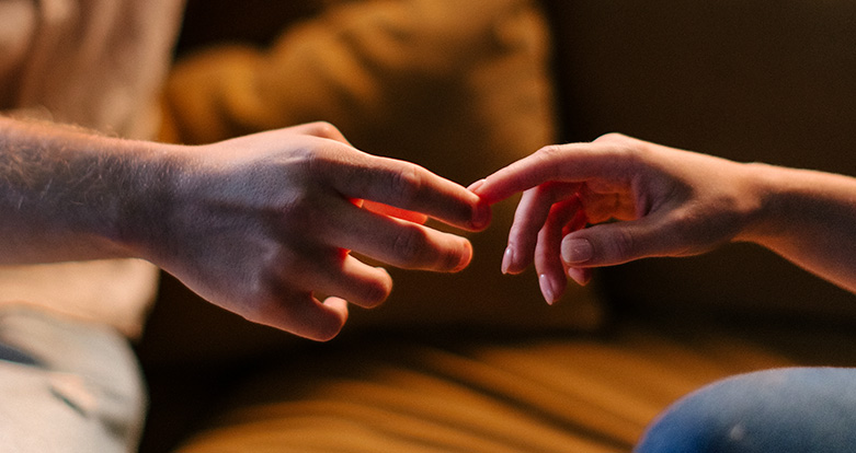 Käsien kosketus